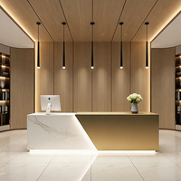 Bureau de réception moderne personnalisé avec finition en pierre, marbre blanc courbé, bordure dorée, design écologique, bureau de réception blanc brillant