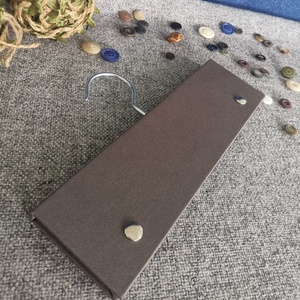 Cartes d'échantillons personnalisées avec logo, en papier kraft, base en carton, finition PU et crochet métallique pour un montage mural facile - Product Image 5