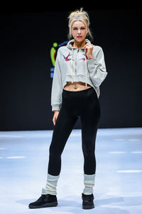 Sudadera con capucha de diseñador de estilo Vintage de primavera para mujer, cuello con capucha y ombligo expuesto corto, patrón de letras impresas, eslogan personalizable - Product Image 5