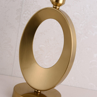 Lampe de table moderne en laiton avec abat-jour en tissu noir et base en anneau doré, idéale pour la lecture au chevet, la chambre, l'hôtel, le salon et la décoration intérieure.