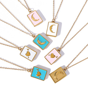 Venta al por mayor lindo colgante de gota de aceite de amor de Luna en cadena de acero inoxidable collar de libros coloridos para mujeres y niños - Product Image 1