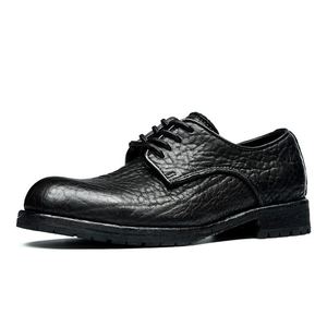 Elegantes Zapatos de Vestir Clásicos de Cuero para Hombre, Pulidos a Mano, Color Marrón, con una Audaz Cadena de Metal Negra - Product Image 2