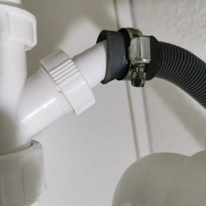 Raccordement <span class=keywords><strong>d</strong></span>'un tuyau de vidange de <span class=keywords><strong>machine</strong></span> <span class=keywords><strong>à</strong></span> <span class=keywords><strong>laver</strong></span> ou de lave-vaisselle au siphon et au connecteur pour le tuyau de sortie de <span class=keywords><strong>machine</strong></span> <span class=keywords><strong>à</strong></span> <span class=keywords><strong>laver</strong></span>/lave-vaisselle Drai - Product Image 6