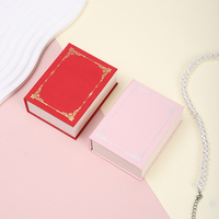 Scatola Regalo Quadrata A1 con Coperchio a Cerniera, Opzioni Rosa e Rosso, Inserto Morbido per Presentazione di Collane, Orecchini e Anelli
