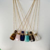 Vente en gros : Pendentifs collier en forme de flacon de parfum octogonal en pierre naturelle (quartz rose, cristal) pour cadeau, fabriqués en usine