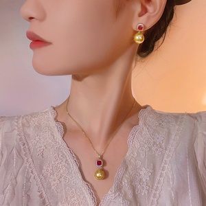 Venta al por mayor de fábrica: Nuevo set de joyería de pendientes y colgante de oro con perlas de concha dorada y circonita roja de cobre ecológico de 14-12 mm para novias - Product Image 6