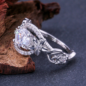 Elegante Anello da Donna con Fiore Traforato, Anello Floreale Semplice alla Moda, Accessorio per Mani da Indossare Quotidianamente - Product Image 3
