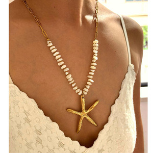 Collana Yf6575 in Acciaio Inox Placcato Oro 18k con Ciondolo Irregolare a Forma di Conchiglia, Stella Marina e Foglia di Loto con Perle Imitazione - Product Image 4