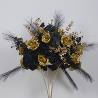Nouvelle Collection : Chemin de Table Floral Artificiel Noir et Doré avec Boules de Roses en Soie – Centre de Table pour Mariages et Événements Festifs