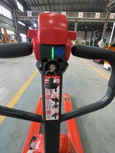 Transpaleta Eléctrica Linde de 1.5 Toneladas EPT15C con Certificación CE, Batería de Iones de Litio de 48V 10Ah, Motor de CA, Desplazador Lateral Hidráulico - Product Image 5