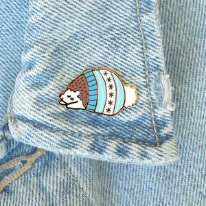 Ngủ Đông động vật lạnh mùa đông dễ thương kim loại ve áo pins bán buôn hat pin phụ kiện dễ thương cứng mềm men Pin nhà máy Hedgehog - Product Image 5