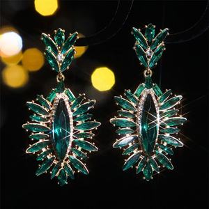 ต่างหูคริสตัลทรงหยดน้ำสไตล์ยุโรปอเมริกัน ดีไซน์ตาปีศาจสุดอลังการ ทำจากโลหะผสมสีทอง ลายเรขาคณิต เหมาะสำหรับงานปาร์ตี้ของผู้หญิง - Product Image 6