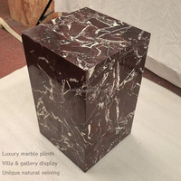 Table basse sur piétement Rosso Levanto en marbre naturel, cube de présentation pour l'ornementation et la pose de pots de fleurs, décoration intérieure