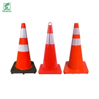 Cône de signalisation routière réfléchissant prismatique haute intensité en PVC rouge et noir robuste de 700 mm avec base antidérapante de 360x360 mm pour la sécurité routière