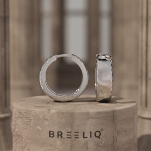 Elegantes Aros Huggie con Diamantes Redondos Brillantes Engastados en Pavé, Joyería Moderna para Mujer, Aros Lisos de Oro Sólido de 14k - Product Image 4