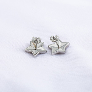 ต่างหูรูปดาวเหล็กไทเทเนียม 3D ลายนูนเครื่องประดับแฟชั่นสำหรับทุกเพศ - Product Image 4