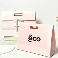 Sacs d'emballage de luxe recyclables avec poignées découpées, logo personnalisé imprimé, sac de shopping en papier cartonné blanc mat de qualité supérieure pour cadeaux