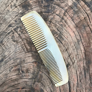 Peigne en corne de vache naturel fait main, écologique, moderne, de qualité supérieure, accessoire de coiffage démêlant pour hommes et femmes MN EXPORTS Uttar - Product Image 1