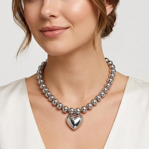 Collana girocollo da donna NA1041 alla moda, esagerata, con perle in resina colorate fatte a mano e ciondolo a cuore voluminoso - Product Image 5