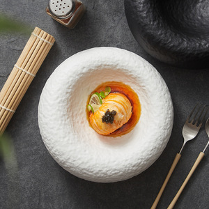 Bol à donuts en céramique blanche texturée martelée Pebble pour la présentation de fruits de mer en gastronomie raffinée, bol rond creux moderne en porcelaine - Product Image 3