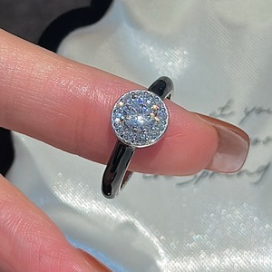 แหวนเงินแท้ S925 ประดับเพชรซิคอนเดี่ยว ดีไซน์เฉพาะตัว เรียบง่าย ทันสมัย น่ารัก สไตล์วินเทจยุคกลาง ประดับเพชรซิคอนทรงกลมเคลือบเงา - Product Image 1