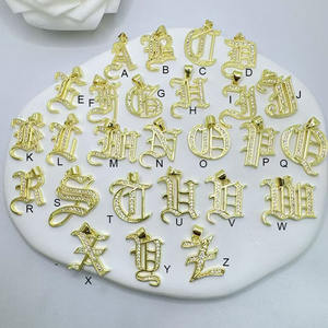 CZ9314 Liontin Medal Persegi Panjang Huruf Abjad Gotik Inggris Kuno Berlapis Emas 18k dengan Batu CZ yang Populer dan Anggun - Product Image 5