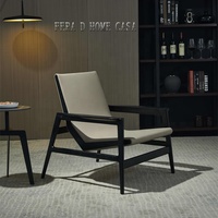 Fauteuil de salon au design nordique minimaliste contemporain avec revêtement en cuir PU et mousse à mémoire de forme pour appartement/villa/hôtel