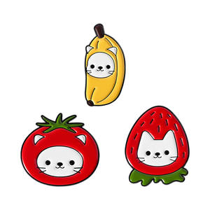 Broche Chat Mignon aux Fruits, Chaton de Dessin Animé Portant une Fraise, une Banane, une <span class=keywords><strong>Tomate</strong></span>, Épinglette en Émail - Product Image 1