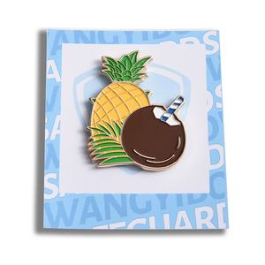 Imán de Refrigerador Pequeño con Diseño de Frutas (Piña y Coco) en Esmalte Suave y Baño de Oro - Product Image 1