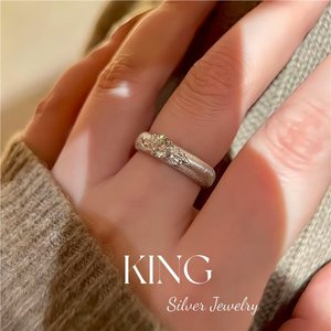 Anillo de Boda de Plata de Ley S925 con Diseño de Flores y Cristales de Estrás para Mujer - Product Image 4