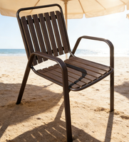 Chaise d'extérieur légère et moderne en plastique avec dossier ergonomique et accoudoirs, empilable pour patio, jardin, bord de piscine, confort et soutien