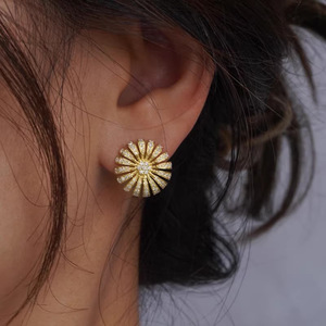 Orecchini a perno a forma di girasole da donna, orecchini semplici ed eleganti per l'uso quotidiano, accessorio versatile per outfit casual e idea regalo - Product Image 2