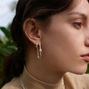 Nuevos Aretes Elegantes de Plata en Forma de U con Perlas Naturales, Estilo Minimalista para Mujer, Uso Diario - Product Image 5