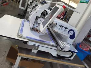 Máquina de Coser Industrial DOIT DT1201C de Una Cabeza, 12 Agujas, Computarizada, con Mecanismo de Alimentación Manual, Nueva Condición - Product Image 4