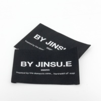 Étiquettes de cou personnalisées Étiquettes de marque de vêtement avec t-shirt Tissu Marque privée Logo Tag Textile Cou Tissu de luxe haute densité