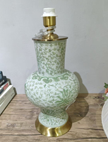Nouvelle lampe de table en porcelaine chinoise avec base de vase en céramique en forme de fleur blanche verte pour la décoration intérieure pour le salon ou le chevet