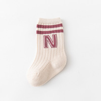 Nouveaux produits personnalisés chaussettes pour enfants antidérapant distribution chaussettes de sol intérieur garçon fille chaussettes en gros