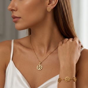 Ensemble de bijoux Jingciren Boutique, style luxe léger, esprit old money, logo creux rond, acier inoxydable, emballage élégant en boîte cadeau. - Product Image 1