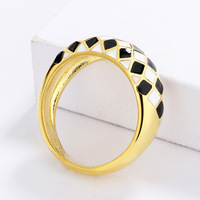 Bague de luxe en cuivre plaqué or 18 carats avec motif damier noir et blanc et zirconiums, dôme audacieux pour femme, bijoux fantaisie, vente en gros