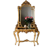Meubles français, bois massif, feuille d'or sculptée à la main, canapé, dossier, quelques tables de foyer, tables décoratives contre le mur