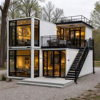 Maison portable à double étage avec balcon à mur-rideau en verre et escalier extérieur