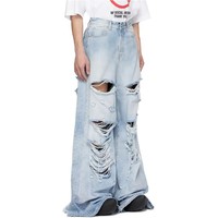 Jeans larges déchirés OEM ODM pour hommes, avec trous éclatés aux fesses, en denim délavé bleu glace, coupe ample et usée