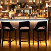Comptoir de bar résidentiel personnalisable en bois massif, écologique et durable, avec dessus bleu, étagères, miroir décoratif et éclairage superposé pour bar à domicile
