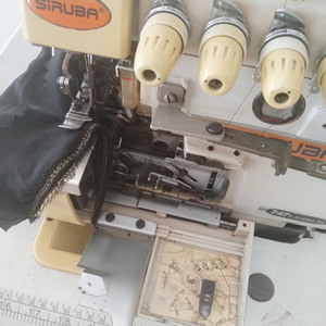 Máquina <span class=keywords><strong>de</strong></span> <span class=keywords><strong>Coser</strong></span> Industrial Siruba 747 <span class=keywords><strong>de</strong></span> Taiwán, China, <span class=keywords><strong>Usada</strong></span>, <span class=keywords><strong>de</strong></span> Cuatro Hilos, <span class=keywords><strong>Precio</strong></span> en Stock - Product Image 5