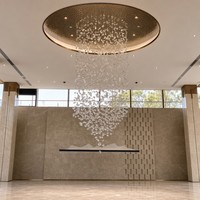 Lustres sur mesure en verre et pierre, design nordique moderne et luxueux, art de la lumière, pour hôtel, lampe suspendue pour escalier