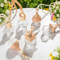 Vente en gros de diffuseurs de parfum pour voiture de luxe, flacon suspendu transparent givré de 8 ml avec bouchon en bois, très demandé