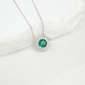 Collar de Plata de Ley 925 con Esmeralda Cultivada en Laboratorio de Lujo, Diseño de Alta Gama, Hipoalergénico y Resistente al Deslustre, Marca Personalizada A K - Product Image 3
