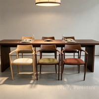 Chaises de salle à manger en similicuir, table et chaises de restaurant de luxe, mobilier de salle à manger d'intérieur, chaise de salle à manger avec accoudoirs en bois de frêne massif