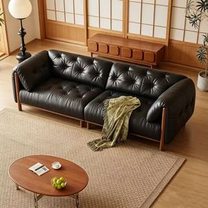 Sofá de Cuero Negro Premium con Tapizado Acolchado de 4 Plazas y Base de Madera de Nogal para Sala de Estar de Estilo Mid-Century - Product Image 6