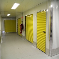Unité de stockage commercial auto-aménagée de différentes tailles, avec garantie de qualité, en promotion à prix abordable